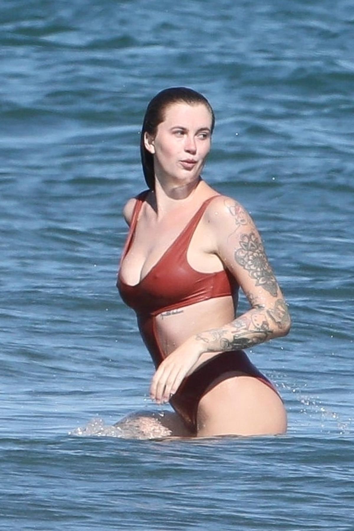 Ireland Baldwin'in plaj şıklığı dikkat &ccedil;ekti 