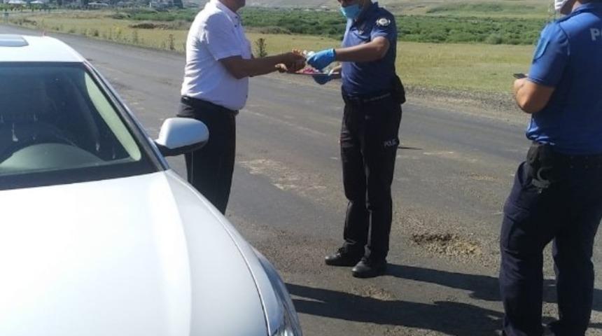 Tekman’da polis ekipleri sürücülere şeker ve kolonya ikram etti