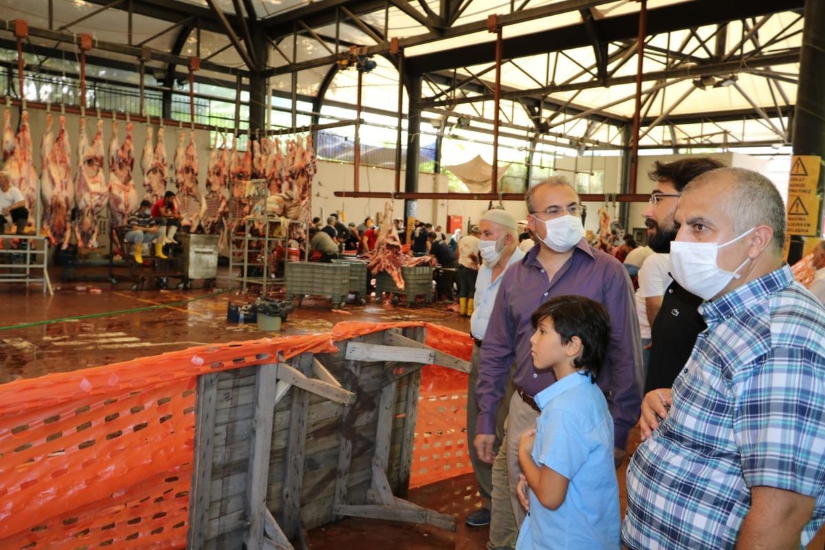 Kaymakam ve Emniyet M&uuml;d&uuml;r&uuml; Avcılar&rsquo;daki kurban kesim yerinde