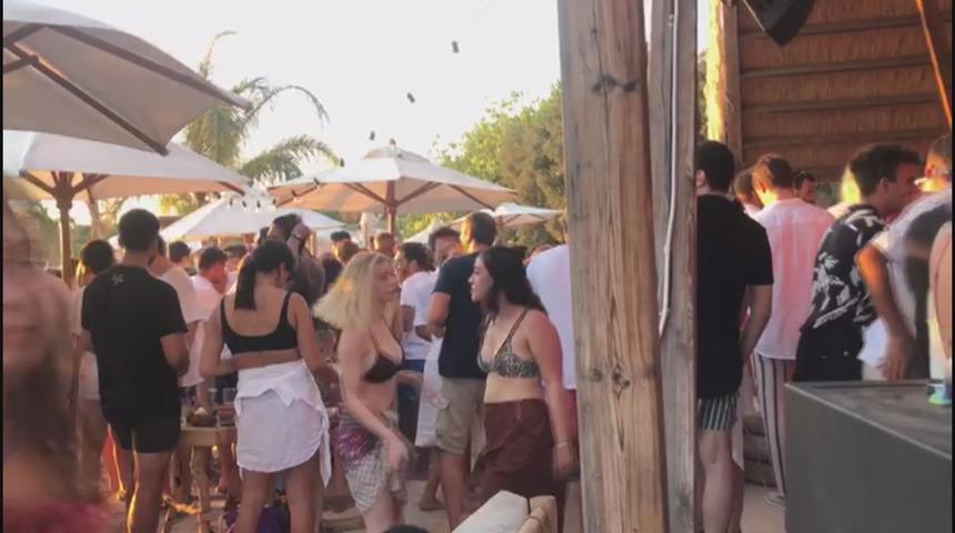 &Ccedil;eşme'de sahilde maskesiz ve mesafesiz eğlence