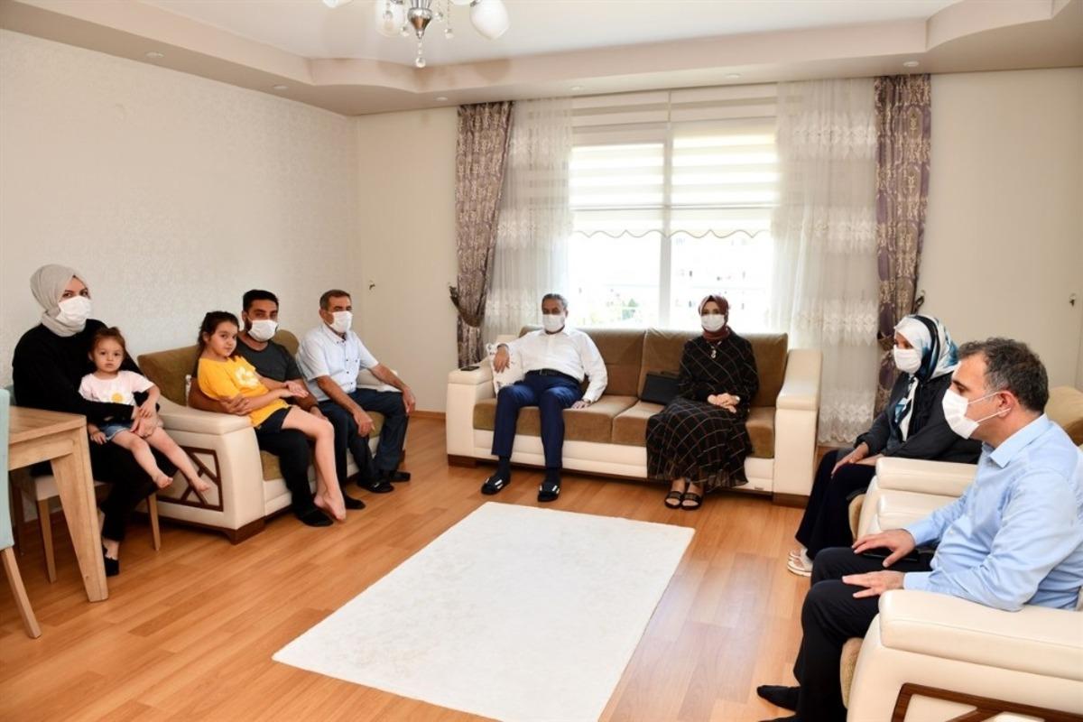 Vali Su, şehit ailelerini ziyaret etti