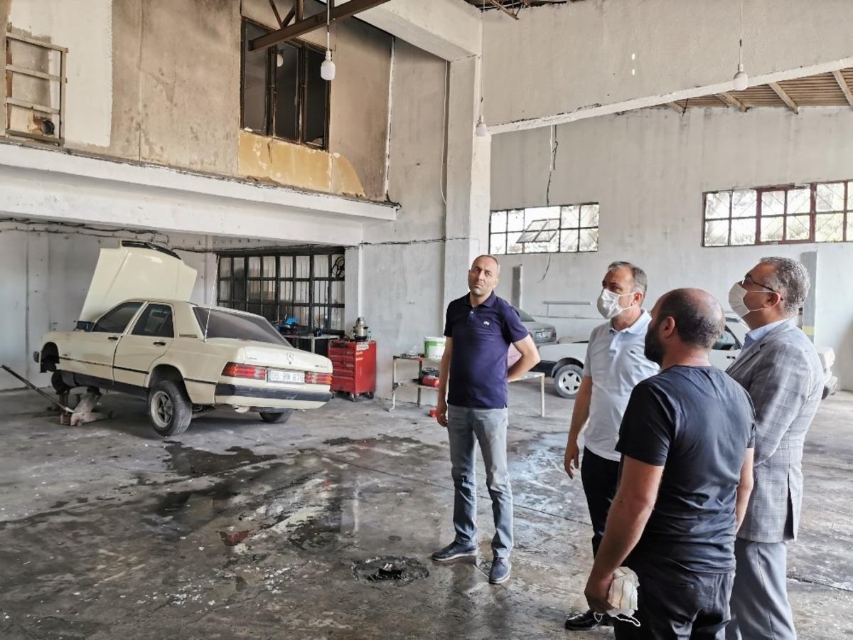 AK Partili Ceylan&rsquo;dan işyeri yanan esnafa ziyaret