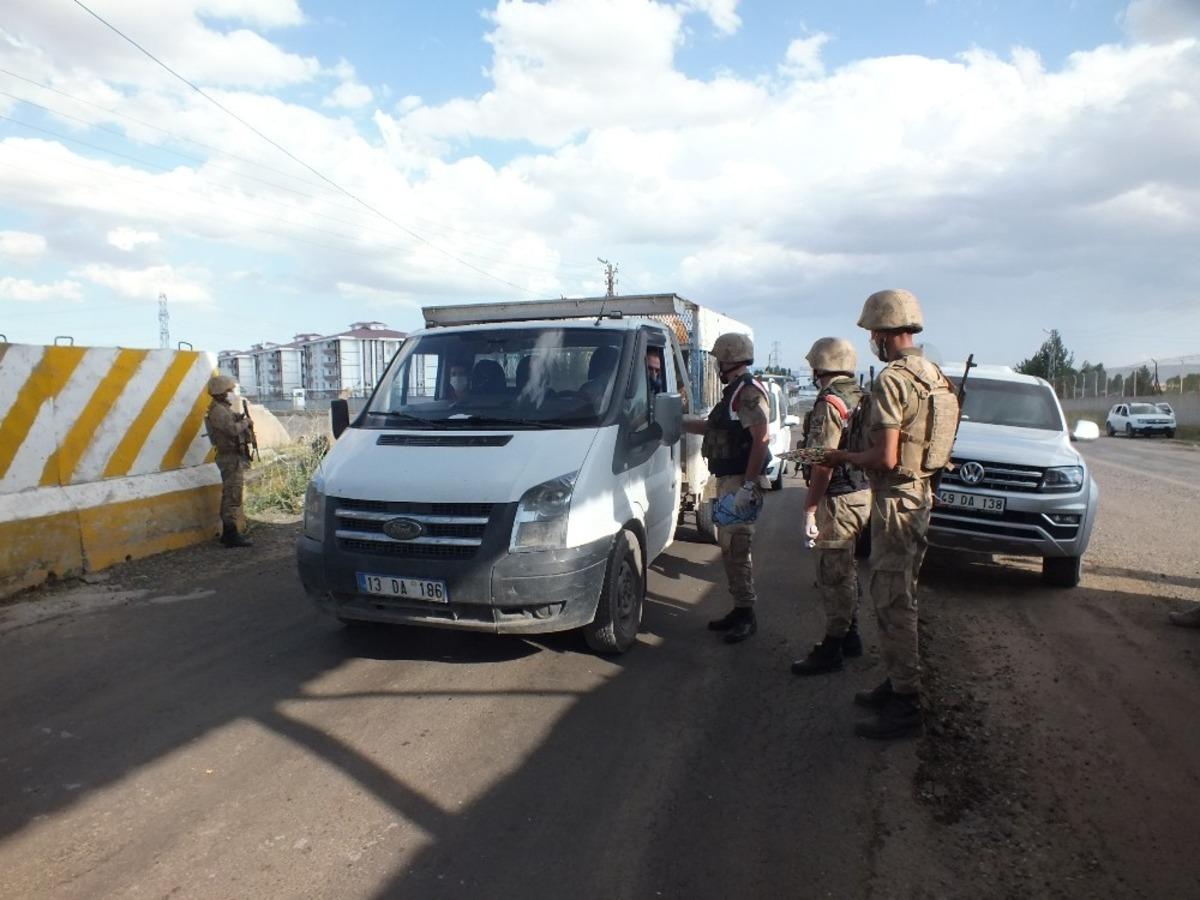 Trafik uygulamasında vatandaşa bayram şekeri