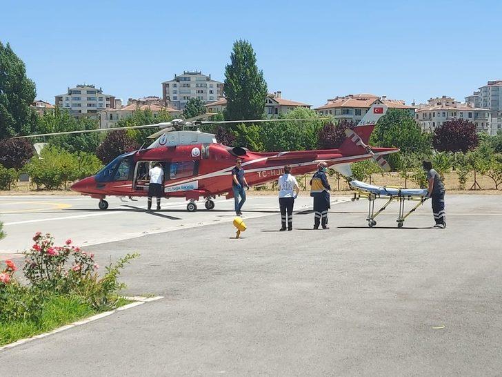 Uçuruma yuvarlanan otomobilin sürücüsü ambulans helikopterle şehir merkezine getirildi G2
