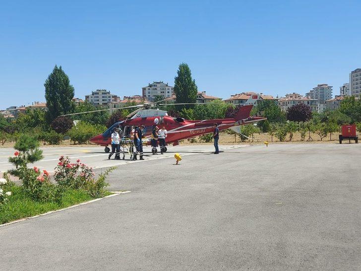 Uçuruma yuvarlanan otomobilin sürücüsü ambulans helikopterle şehir merkezine getirildi G3