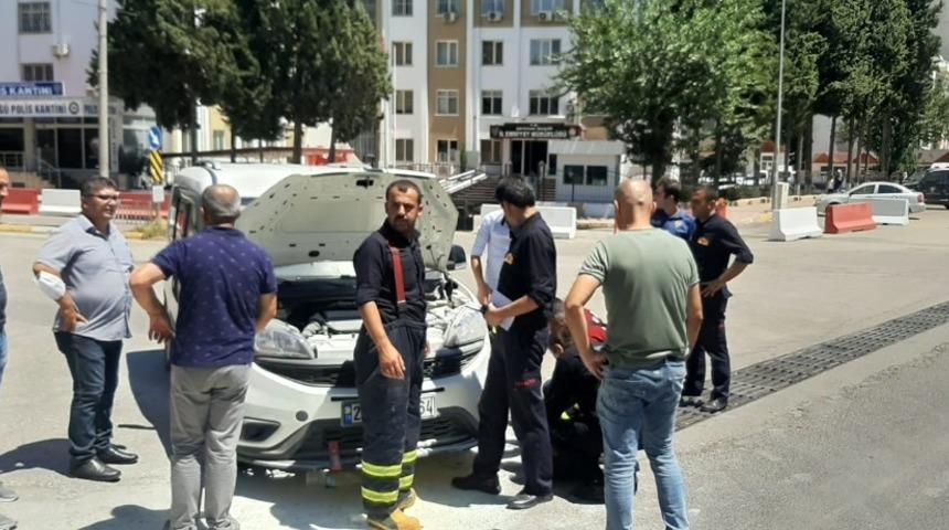 Yol ortasında alev alan aracı polisler söndürdü