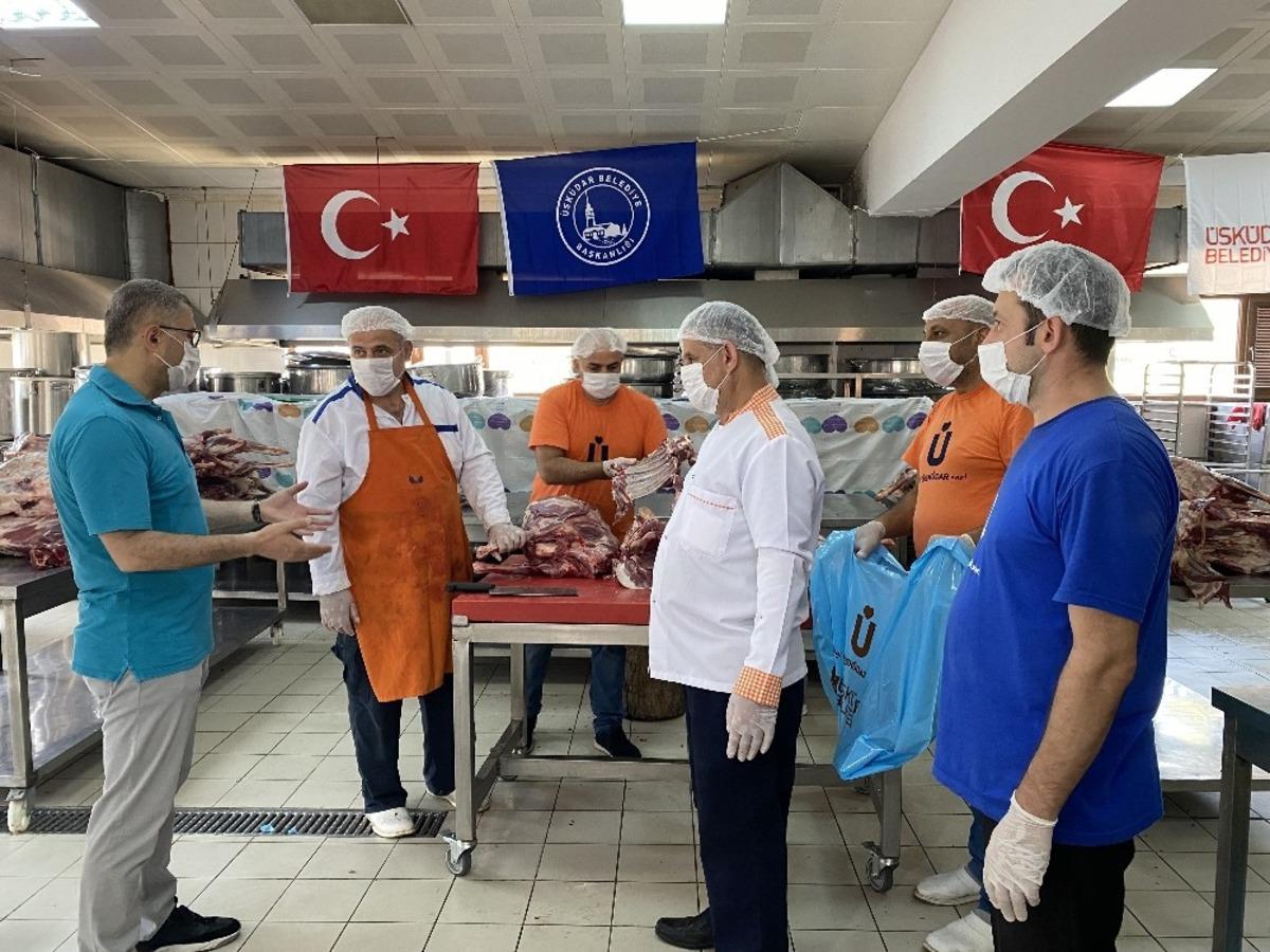 &Uuml;sk&uuml;dar Belediyesinden ihtiya&ccedil; sahibi ailelere 25 ton kurban eti dağıtımı