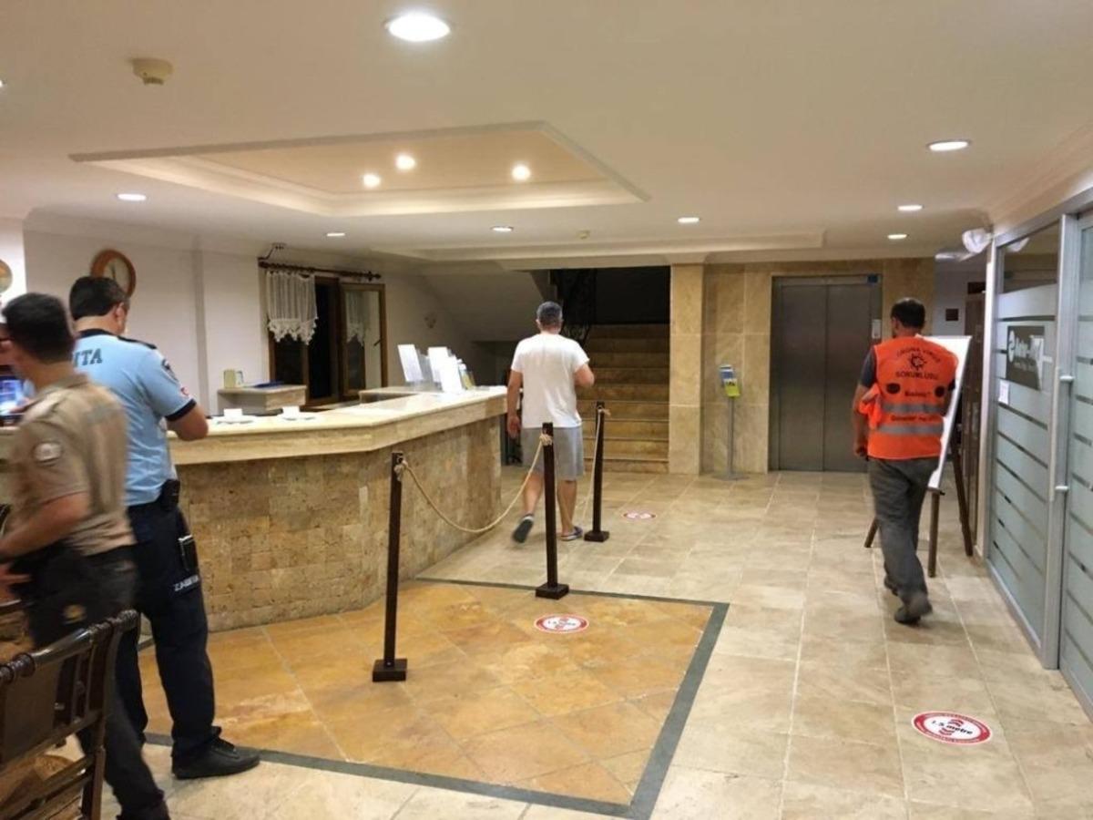 Kuşadası&rsquo;nda korona vir&uuml;s denetimleri bayramda da s&uuml;rd&uuml;r&uuml;yor