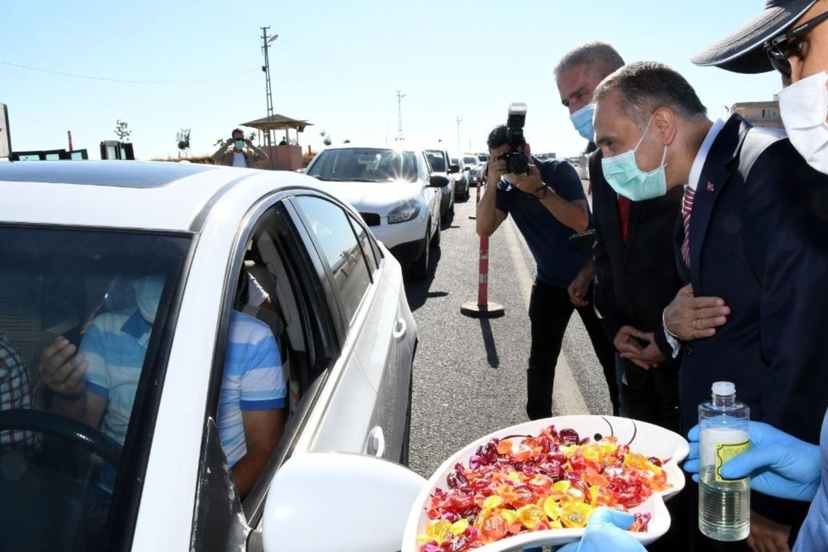 Vali &Ccedil;uhadar, yol kontrol ve uygulama noktasında trafik tedbirlerini denetledi