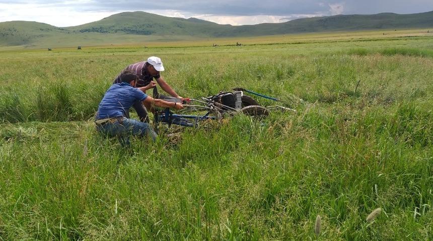 Kars&rsquo;ta &ccedil;ift&ccedil;ilerin ot bi&ccedil;me mesaisi s&uuml;r&uuml;yor