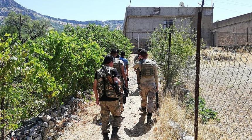 Diyarbakır'da kaybolan 4 yaşındaki Mira&ccedil; &Ccedil;i&ccedil;ek'i 300 kişi arıyor