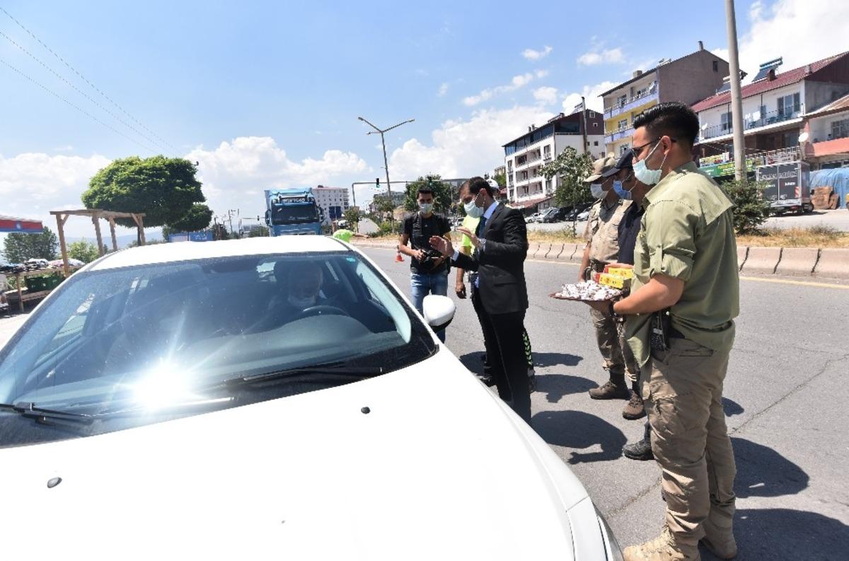 Kaymakam Erat, s&uuml;r&uuml;c&uuml;lerin ve yolcuların bayramını kutladı