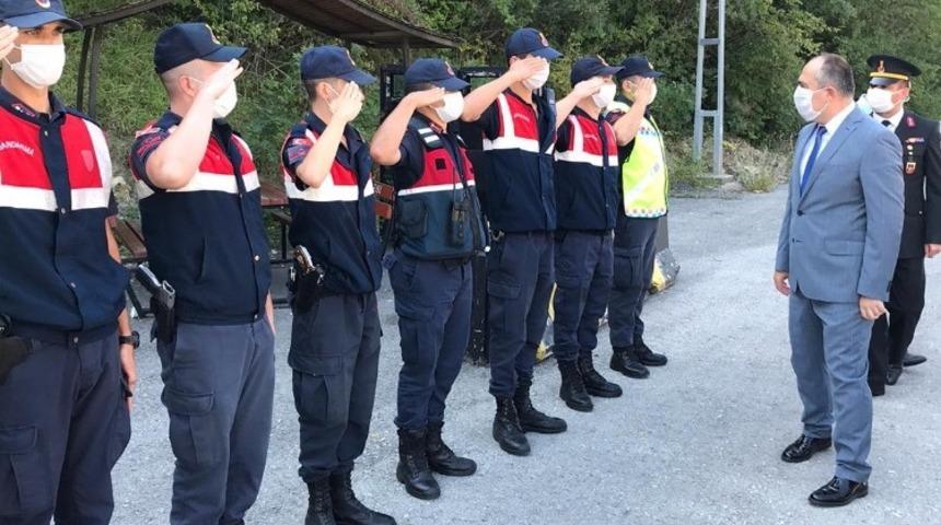 Kaymakam Altay, s&uuml;r&uuml;c&uuml;lere ikramda bulundu