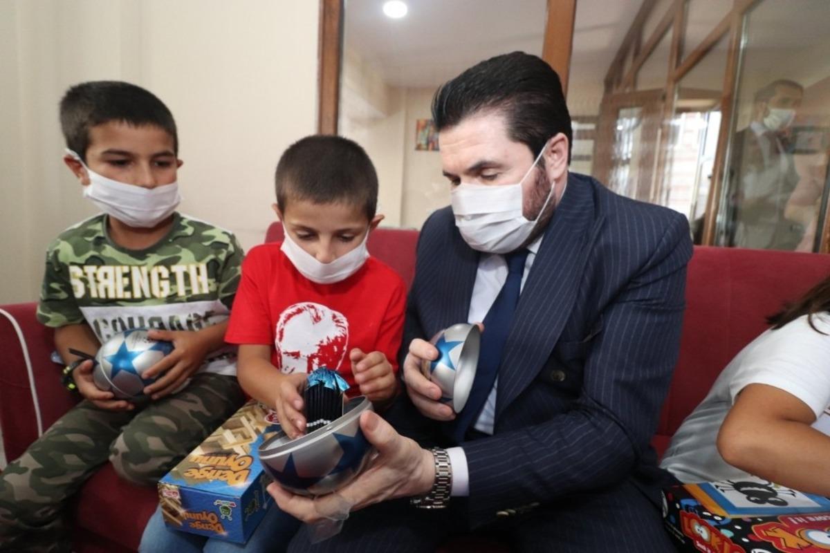 Başkan Sayan bayramda &ccedil;ocukların y&uuml;z&uuml;n&uuml; g&uuml;ld&uuml;rd&uuml;