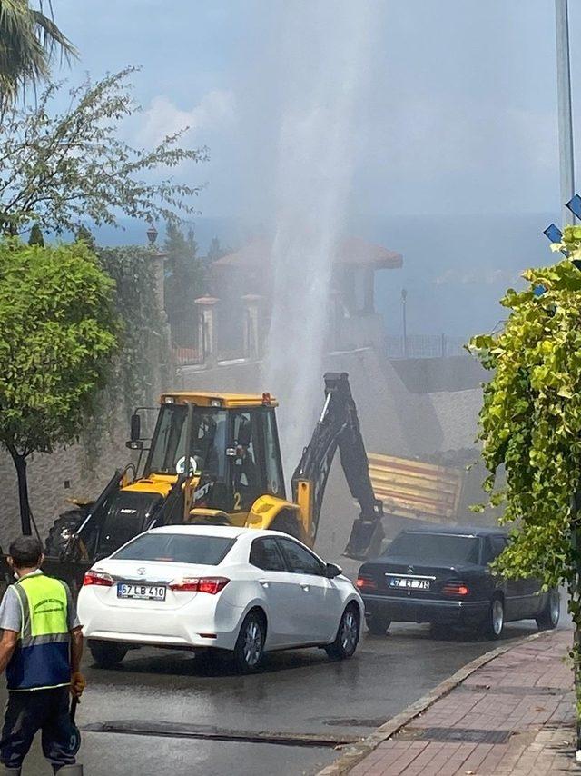 Su borusu patladı, trafik kitlendi