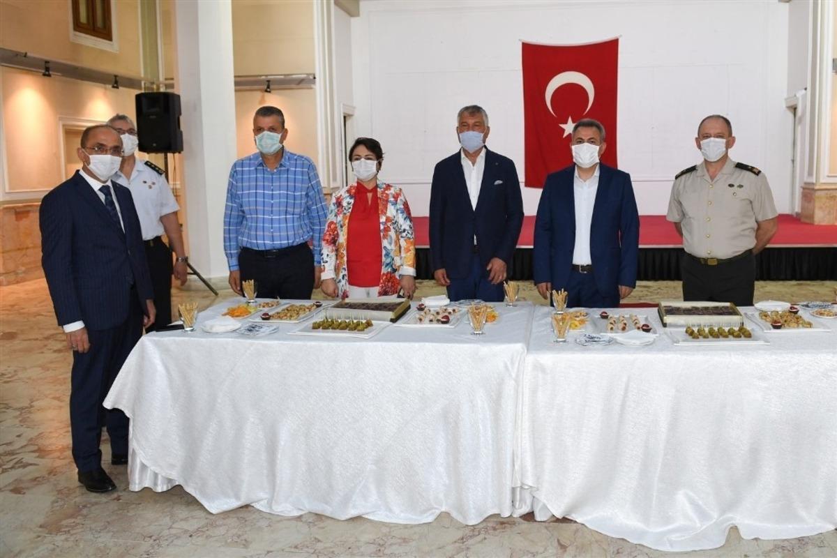 Vali Elban resmi bayramlaşma t&ouml;renine ev sahipliğini yaptı