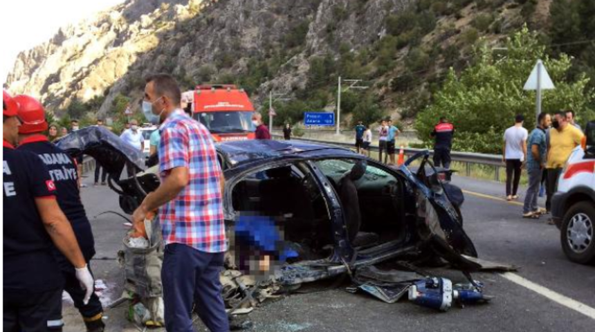 Adana'da otomobil ile midib&uuml;s &ccedil;arpıştı: 4 &ouml;l&uuml;, 2 yaralı