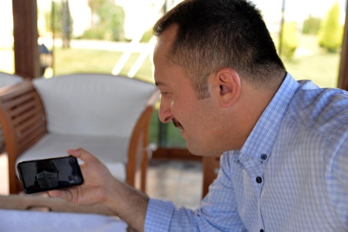 Huzurevinde kalan yaşlıları duygulandıran g&ouml;r&uuml;şme