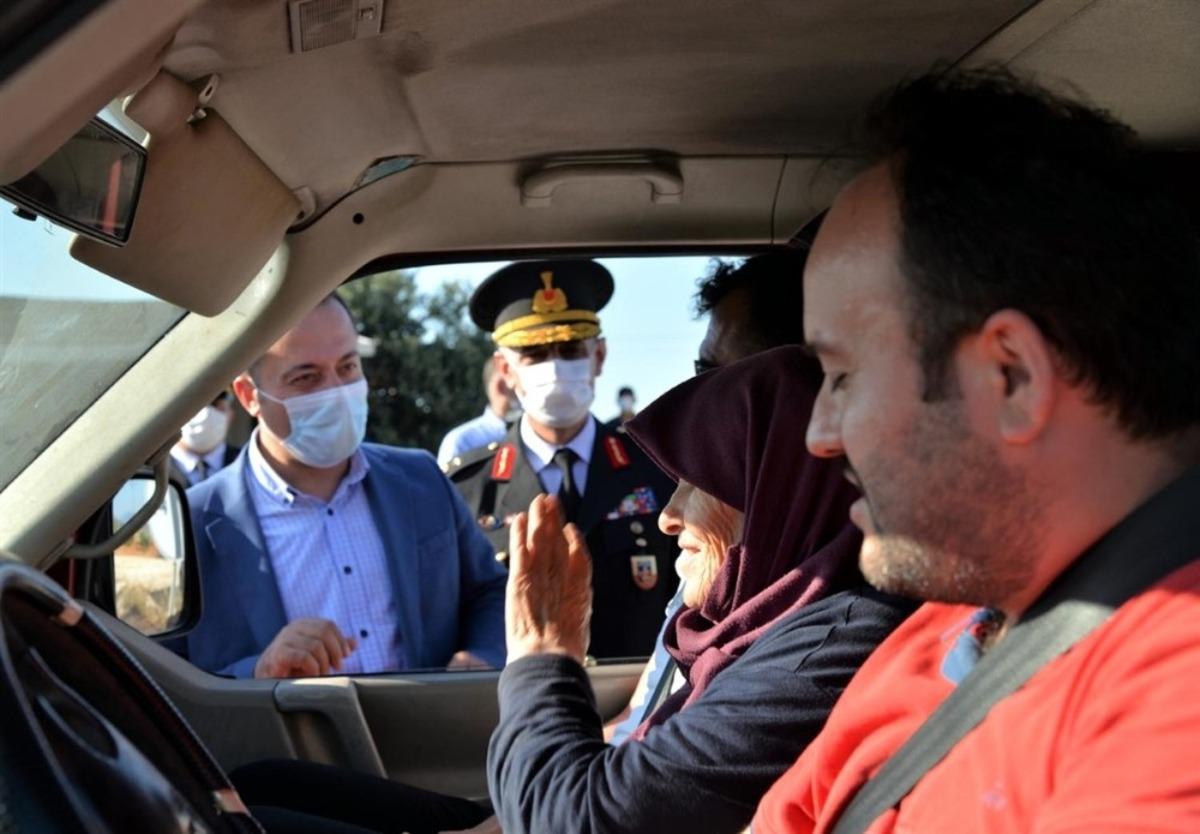 Vali, vatandaşların bayramını kutladı, &ccedil;ocuklara &ccedil;ikolata ikram etti