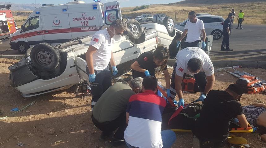 Kayseri'de &ccedil;arpışan iki otomobil takla attı: 1 &ouml;l&uuml;, 9 yaralı