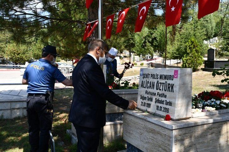 Vali Gürel, asker ve polisle bayramlaştı G5