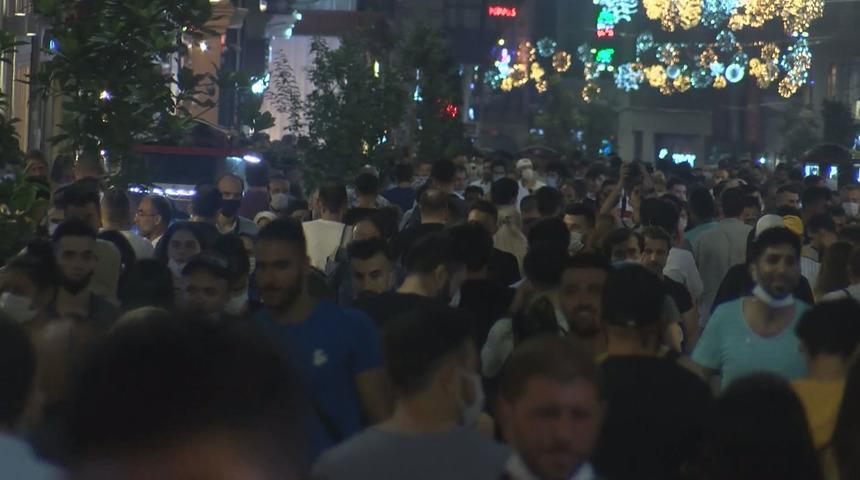 Adım atacak yer kalmadı! İstiklal Caddesi tıklım tıklım