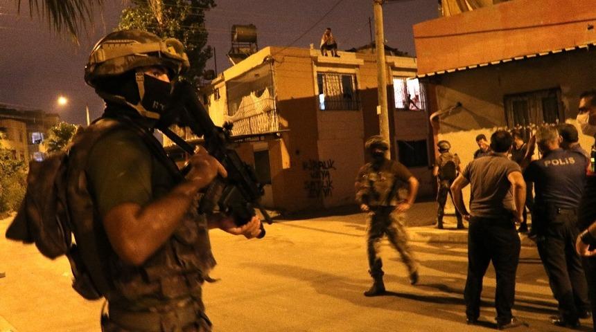 Adana'da husumetlisi kapıya dayanan şahıs dama &ccedil;ıkıp intihara kalkıştı