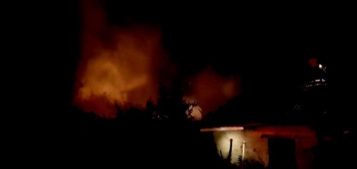 Odun ve samanların bulunduğu m&uuml;ştemilatta &ccedil;ıkan yangın paniğe neden oldu