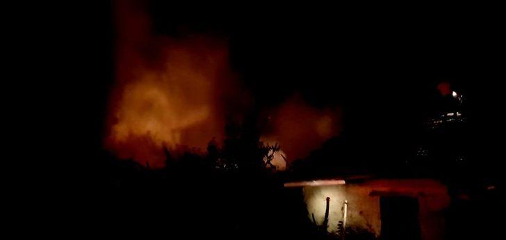 Odun ve samanların bulunduğu müştemilatta çıkan yangın paniğe neden oldu G1