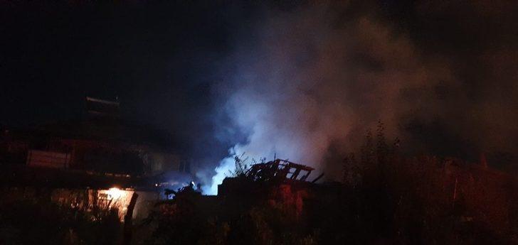 Odun ve samanların bulunduğu müştemilatta çıkan yangın paniğe neden oldu G3