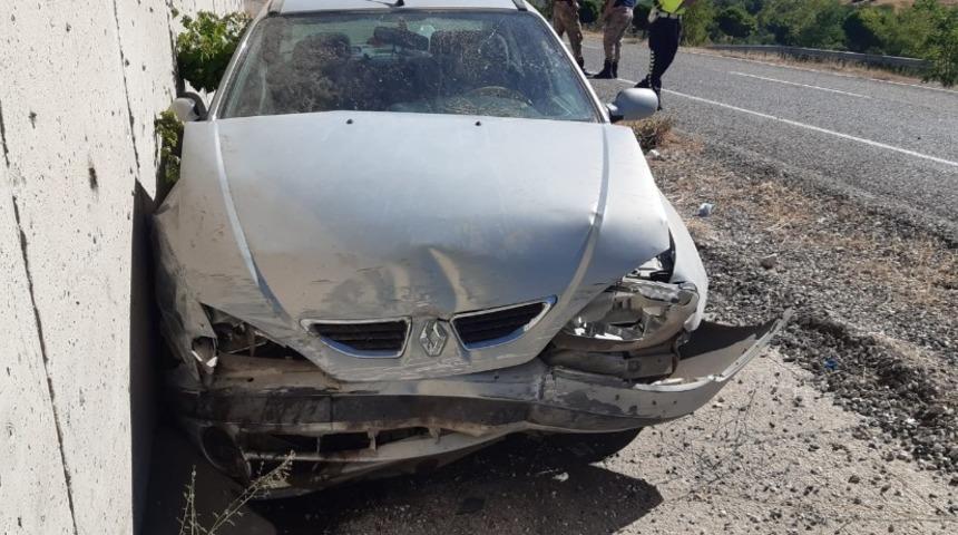 Otomobil istinat duvarına &ccedil;arptı