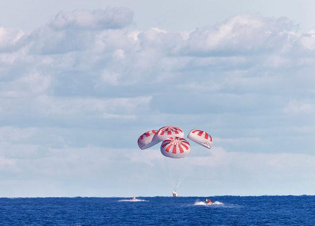 Nasa ve SpaceX, geçen yıl insansız araçlarla okyanusa iniş provaları yapmıştı.