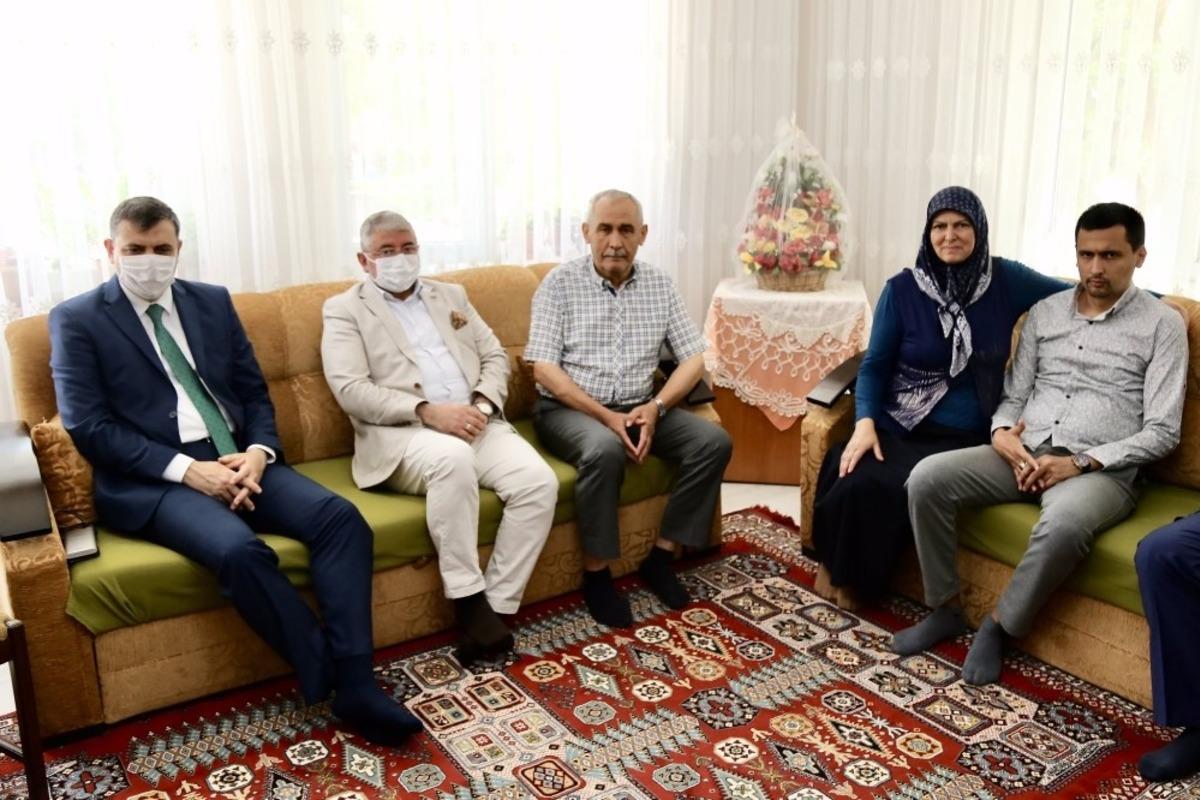 Vali &Ccedil;ift&ccedil;i&rsquo;den şehit aileleri ve gazilere bayram ziyareti