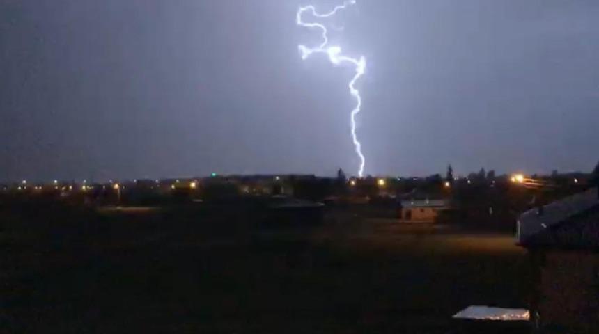 Iğdır&rsquo;da şimşekler geceyi aydınlattı