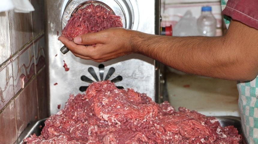 Erzincan&rsquo;da kasapların kıyma mesaisi