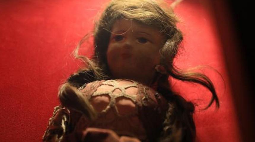 Yahudi kızın sa&ccedil;larını taşıyor: Esrarengiz bebek 