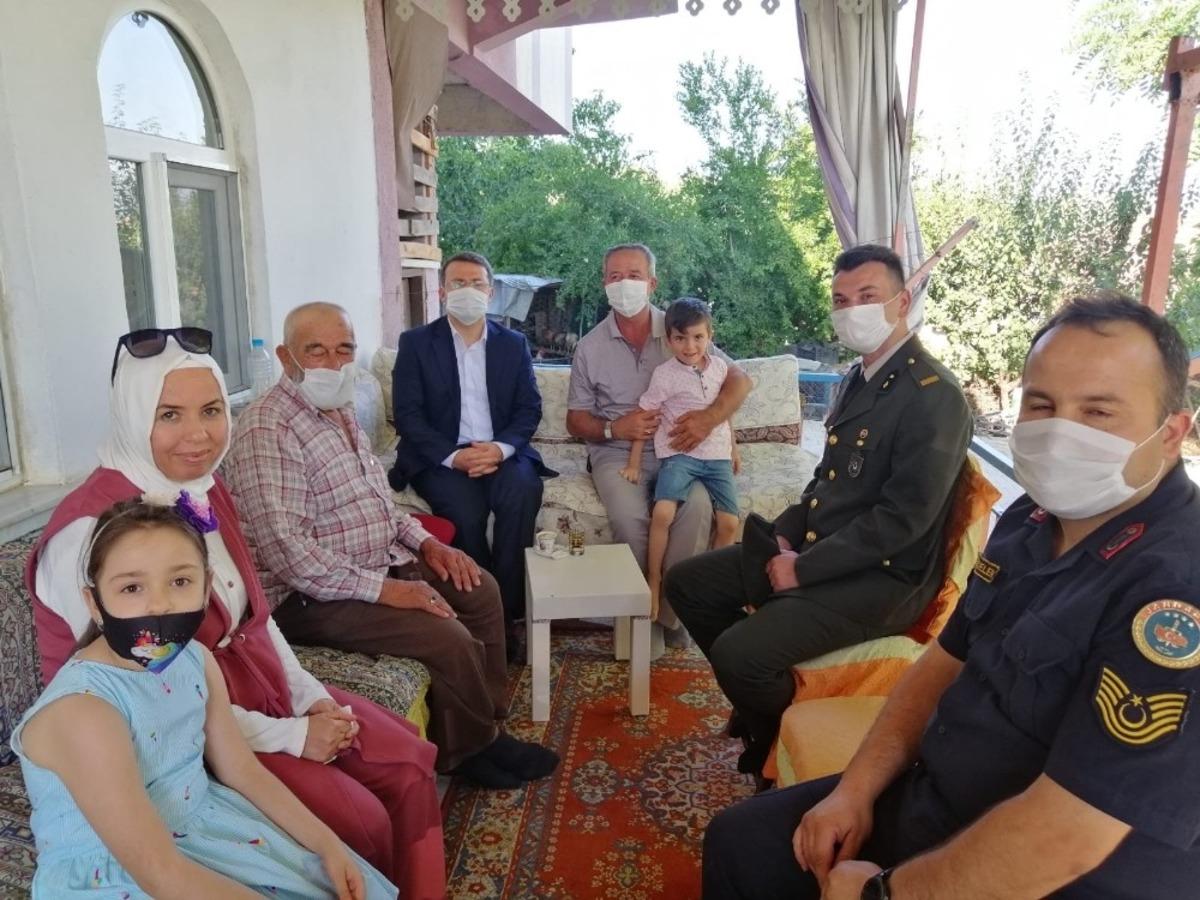 Kaymakam &Ccedil;imşit&rsquo;ten şehit ailelerine bayram ziyareti