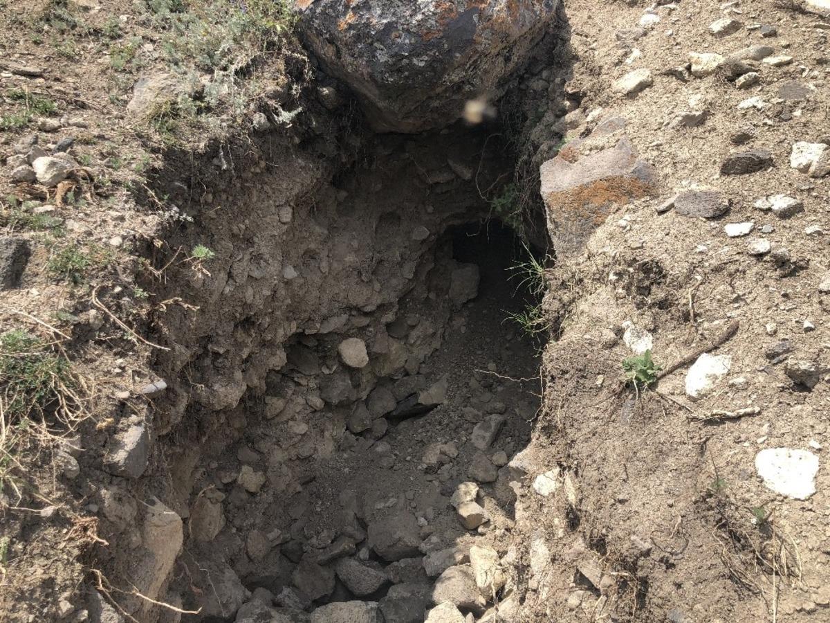 Kars&rsquo;ta, defineciler bu kez kaya dibini kazdı