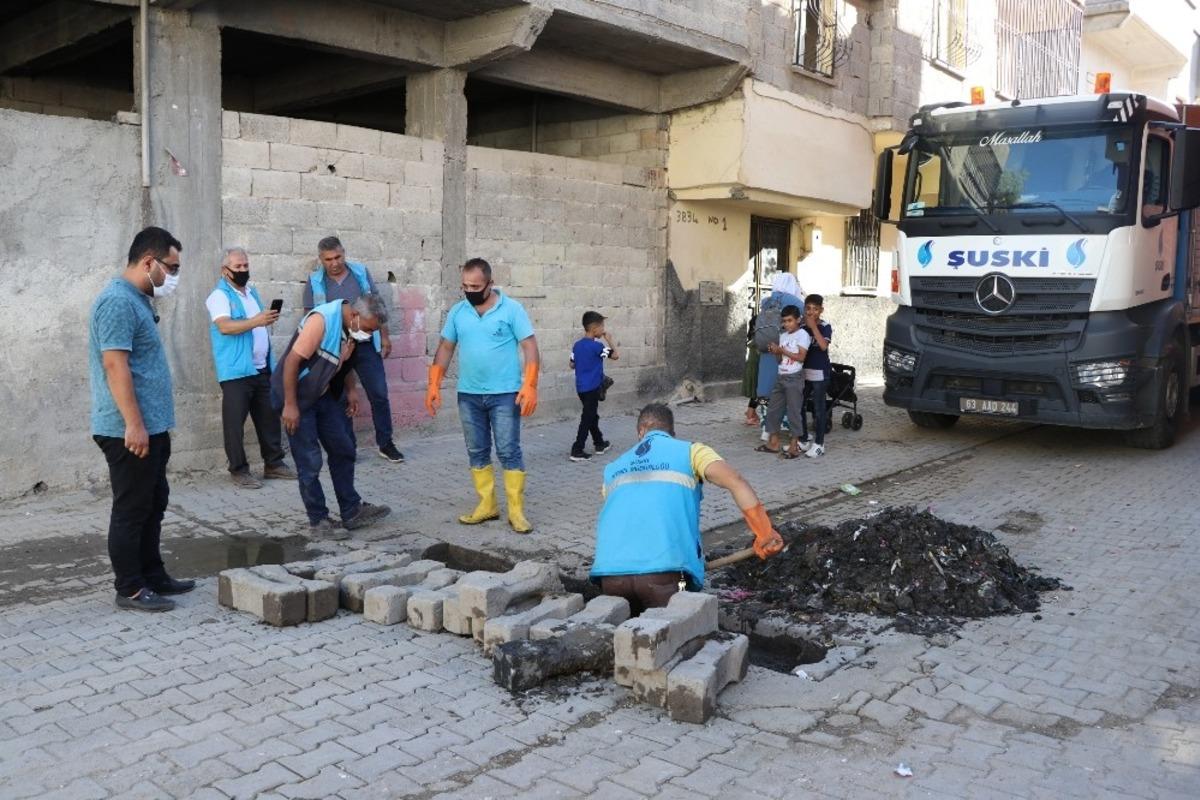 Kurbanda atıkların tıkadığı kanallar ekipler tarafından a&ccedil;ılıyor
