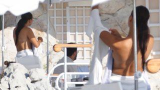 Shanina Shaik tatilde! Üstünü değiştirirken yakalandı