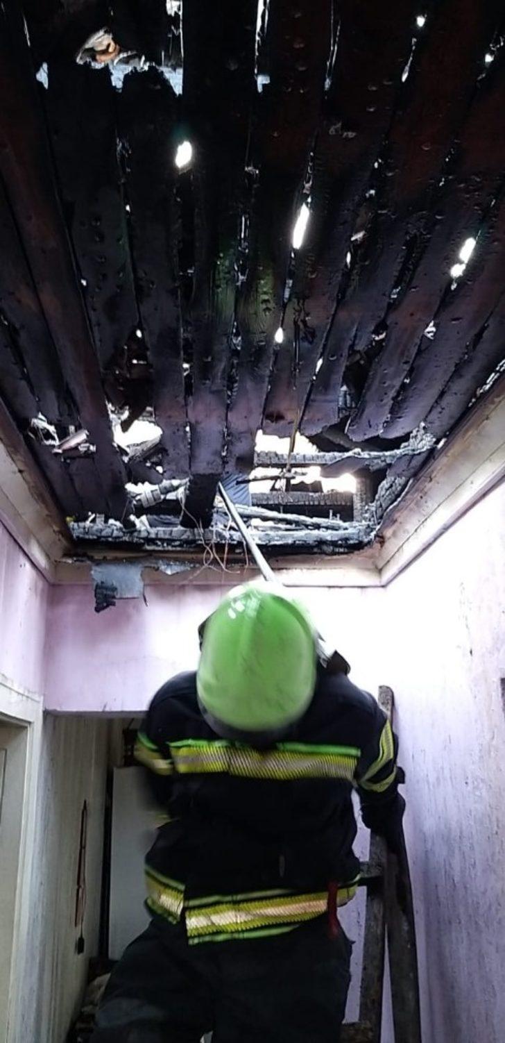 Ahşap evden yükselen alevler paniğe neden oldu G2