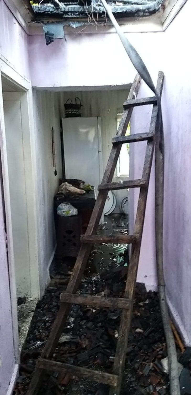 Ahşap evden yükselen alevler paniğe neden oldu G3