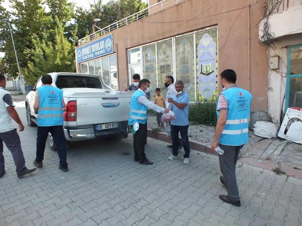 Malazgirt&rsquo;te Kurban eti dağıtımı