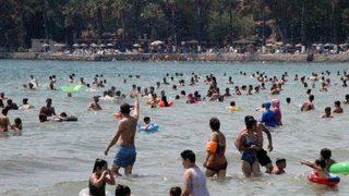 Akyaka'ya günübirlik tatilci akını! Denizde yüzecek yer kalmadı