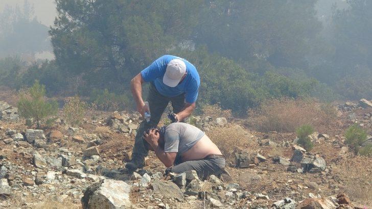 Dumandan etkilenen görevli canı pahasına alevlerle mücadele ediyor G2