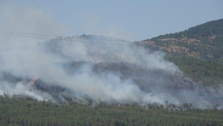 Dumandan etkilenen görevli canı pahasına alevlerle mücadele ediyor G4