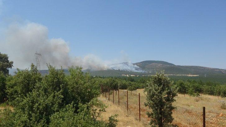 Dumandan etkilenen görevli canı pahasına alevlerle mücadele ediyor G5