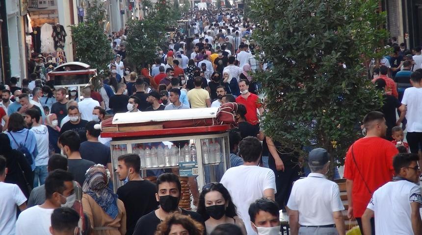 İstiklal Caddesi'nde dikkat &ccedil;eken bayram yoğunluğu