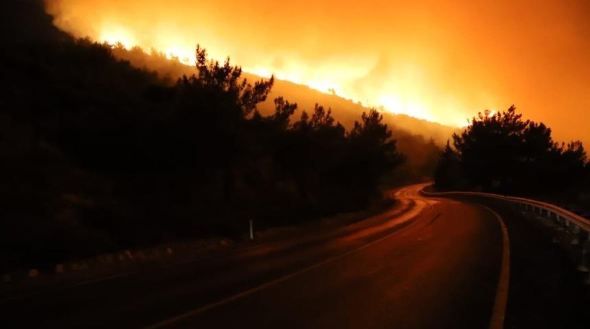İzmir’deki yangın büyüyor! Siteler boşaltıldı