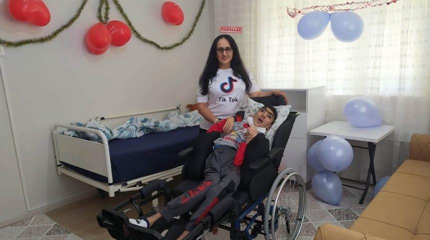 Sosyal medyadan kazandığı parayla engelli gencin evini yeniledi